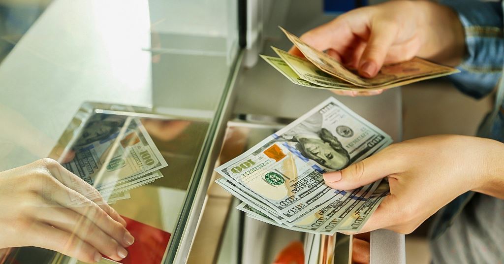 9-avgustdan bankdan hujjatlarsiz 500 dollargacha naqd xorijiy valyuta olish mumkin bo‘ladi