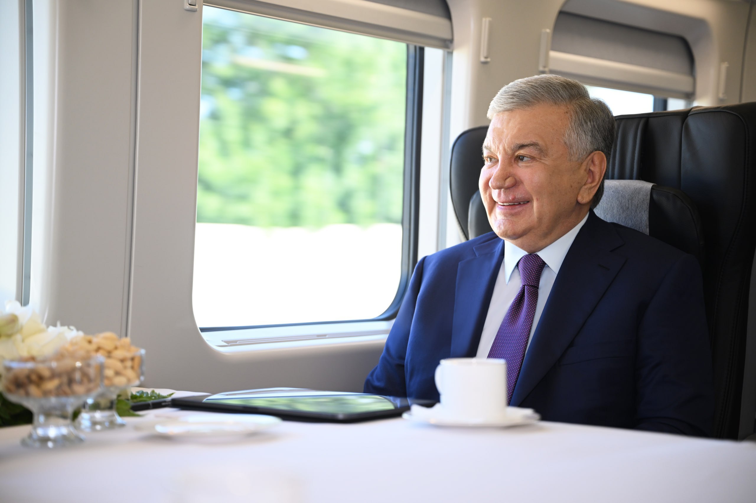 Prezident Shavkat Mirziyoyev Bekobod shahriga elektropoyezdda bordi