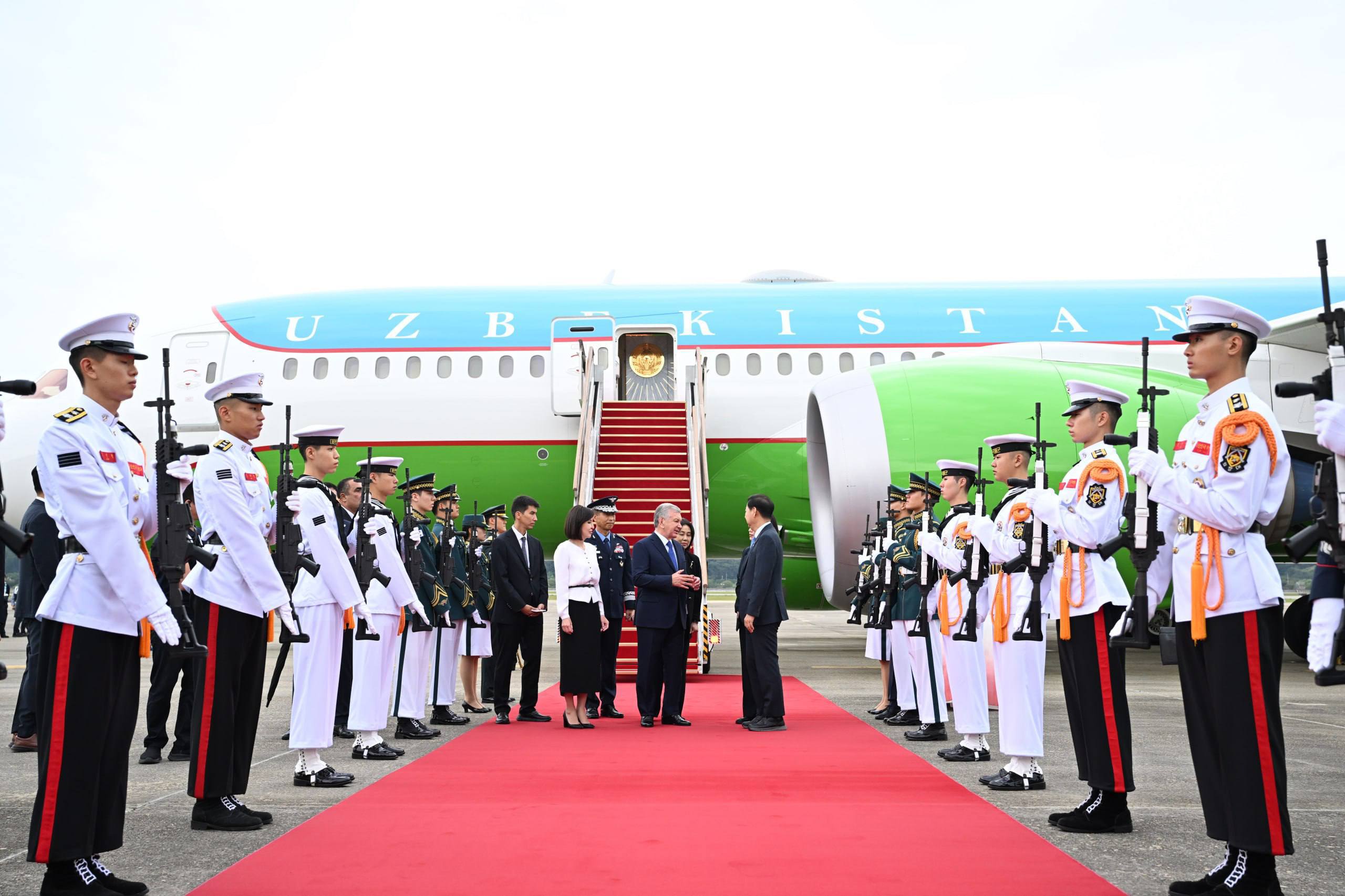 Shavkat Mirziyoyev Koreyaga uch kunlik davlat tashrifini boshladi
